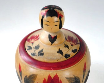 Boite en forme de kokeshi ejiko .