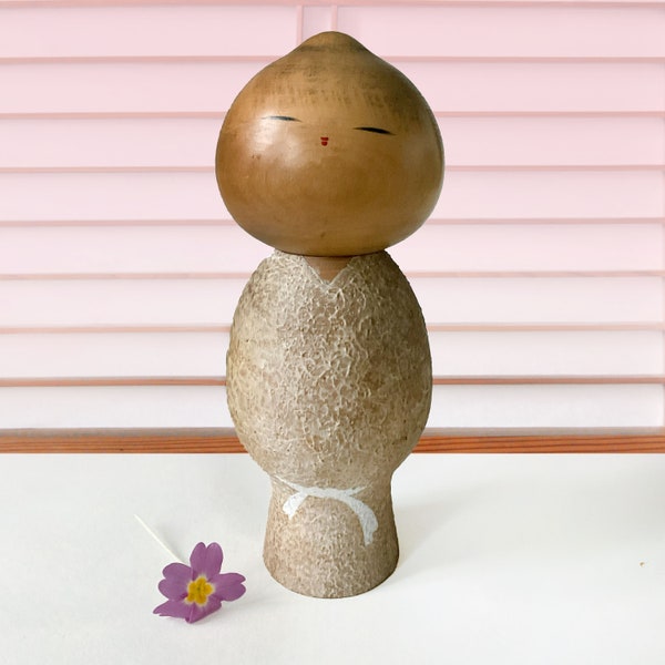 Kokeshi créative dite Mushin réalisée par Watanabe Masao.