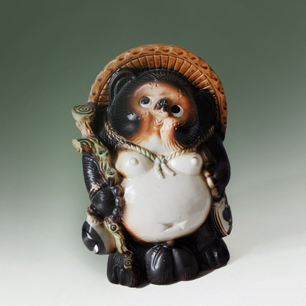 Tanuki en céramique, artisanat japonais.