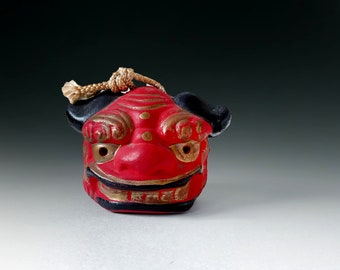 Cloche japonaise dorei en céramique représentant un Shishi-gashira.(lion rouge)