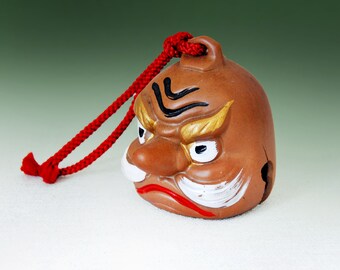 Cloche japonaise dorei en céramique représentant Tengu.