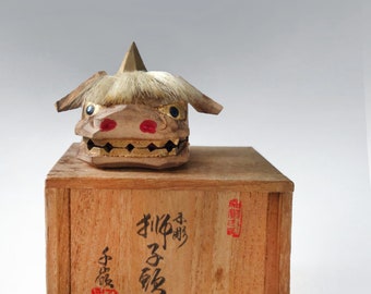 Tête de lion Shishi-gashira en bois.