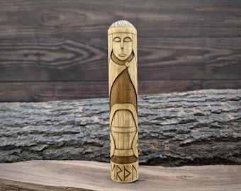 Diosa escandinava - Nerthus. Escultura de madera de dioses. Panteón nórdico. Altar mitológico. Estatua de la esposa de Njörðr.