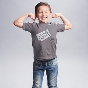 No puedo hacerlo, con la letra "T" cortada con tijeras, De "No puedo" a "Puedo", camiseta para niños "Puedo" - Camiseta deportiva motivacional.