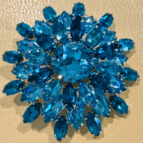 Broche Vintage Cristaux Strass - Motif Nœud Doré Avec Brillants Bleus, Rouges, Verts - Occasion