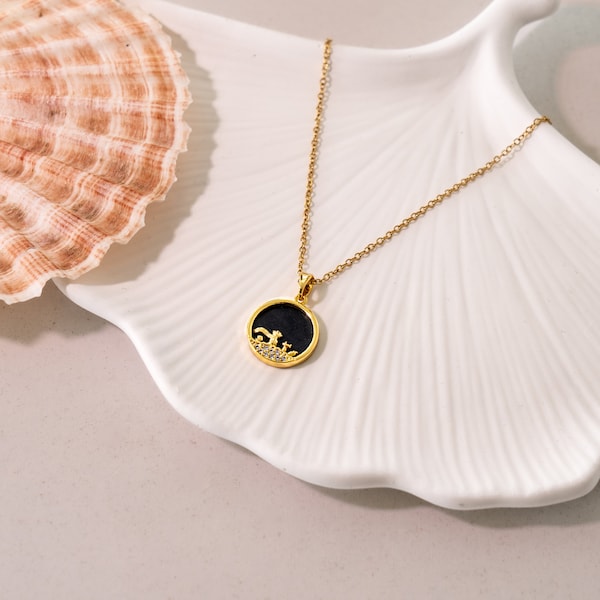 Le « Collier Petit Prince » en or 14 carats est un cadeau littéraire charmant et unique pour elle, élégamment inspiré de l'histoire bien-aimée