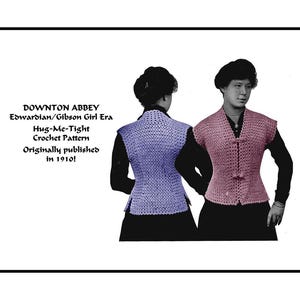 Peut inclure: Deux femmes portant des gilets en crochet sans manches. Le gilet à gauche est bleu clair et le gilet à droite est rose. Le texte sur l'image est "DOWNTON ABBEY Edwardian/Gibson Girl Era Hug-Me-Tight Crochet Pattern Originally published in 1910!"