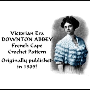 Op de afbeelding: Een vintage haakpatroon voor een Franse cape, oorspronkelijk gepubliceerd in 1909. Het patroon is getiteld "Victorian Era Downton Abbey French Cape Crochet Pattern". De afbeelding toont een vrouw die een blauwe gehaakte cape draagt.