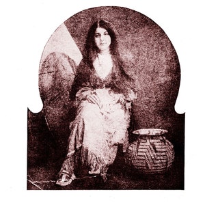 Puede incluir: Una fotografía en blanco y negro de una mujer vestida con ropa tradicional sentada en una silla. Ella sostiene una cesta tejida en su regazo. El texto "APACHE BEADWORK" está en la parte superior de la imagen y el texto "INSTRUCTIONS AND DESIGNS" está en la parte inferior de la imagen. El texto "Copyright Dakota Prairie Treasures. All rights reserved. www.DakotaPrairieTreasures.com" está en la parte inferior de la imagen.