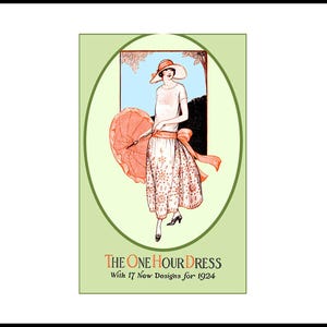 Può includere: Illustrazione vintage di una donna in un abito bianco con motivo floreale, con un parasole color corallo e un cappello abbinato. Il testo recita "THE ONE HOUR DRESS With 17 New Designs for 1924" in una cornice ovale verde.
