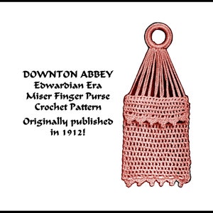 Pode incluir: Uma bolsa de crochê rosa com uma alça de laço. A bolsa é um design vintage da era eduardiana. O texto "DOWNTON ABBEY Edwardian Era Miser Finger Purse Crochet Pattern Originally published in 1912!" está impresso abaixo da bolsa.