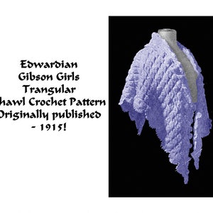 Puede incluir: Un patrón de ganchillo vintage para un chal triangular, publicado originalmente en 1915. El patrón se muestra en un maniquí que lleva un chal morado.