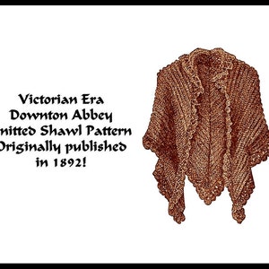 Op de afbeelding: Een bruine gebreide sjaal met een kantrand. De tekst "Victorian Era Downton Abbey Knitted Shawl Pattern Originally published in 1892!" is onder de sjaal gedrukt.