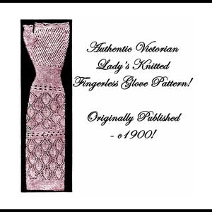 Może przedstawiać: Wzorzec dziania vintage na rękawiczki bez palców, pierwotnie opublikowany około 1900 roku. Wzór zawiera delikatny wzór koronki i jest pokazany w kolorze różowym.