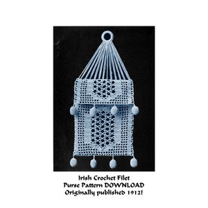 Pode incluir: Uma bolsa de crochê azul claro com um design de filete e um laço na parte superior. A bolsa tem uma franja de bolas de crochê ao redor da parte inferior. O texto "Irish Crochet Filet Purse Pattern DOWNLOAD Originally published 1912!" está abaixo da imagem.