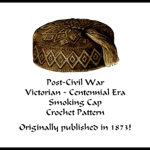 Puede incluir: Un gorro de fumar marrón tejido a ganchillo con un patrón de diamantes y una borla. El texto en la imagen dice: "Post-Civil War Victorian - Centennial Era Smoking Cap Crochet Pattern Originally published in 1873!"