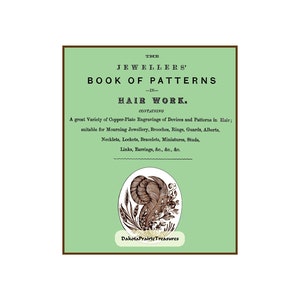 Peut inclure: Une couverture de livre vintage verte et brune avec le titre "The Jewellers' Book of Patterns - In - Hair Work." La couverture présente une gravure sur cuivre d'un motif de cheveux avec un motif floral. Le texte "Dakota Prairie Treasures" est en bas de la couverture.