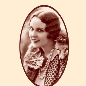 Puede incluir: Imagen sepia de una mujer con ondas Marcel, un peinado de los años 1930. La imagen está enmarcada en un óvalo, con el texto "Marcel Waving 1930's Flapper Hairstyling Technique". La mujer lleva una blusa estampada y un collar de perlas.