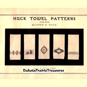 Op de afbeelding: Een vintage instructieboekje getiteld HUCK TOWEL PATTERNS THIRD SERIES door Mildred V. Krieg. De omslag toont vijf rechthoekige witte panelen met verschillende zwarte geometrische borduurpatronen op een zwarte achtergrond.