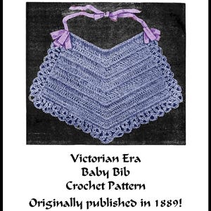 Può includere: Uno schema di uncinetto vintage per un bavaglino per neonati, pubblicato originariamente nel 1889. Il bavaglino è di colore azzurro chiaro con un delicato bordo in pizzo e lacci di nastro viola.