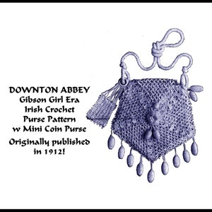 Pode incluir: Um padrão de bolsa de crochê vintage da era da Gibson Girl, com uma ilustração detalhada de uma bolsa de crochê com uma pequena bolsa de moedas. O padrão foi publicado originalmente em 1912 e é rotulado como "Downton Abbey Irish Crochet Purse Pattern".