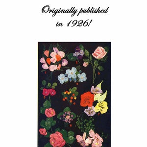 Może przedstawiać: Ilustracja z 1926 roku, "Flapper Era: How to Make Fabric Flowers." Obraz przedstawia kolorowe wzory kwiatów z tkaniny, w tym róże i bratki, na ciemnym tle. Słowo "schmetterlingtag" znajduje się na dole.