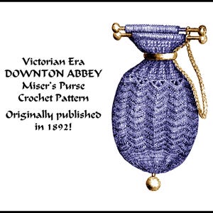 Puede incluir: Ilustración vintage de un patrón de ganchillo de monedero de la época victoriana. El bolso es de color azul oscuro con un patrón decorativo, herrajes dorados y una cadena. El texto dice "Downton Abbey" y "¡Publicado originalmente en 1892!"