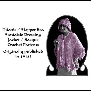Puede incluir: Un patrón de ganchillo vintage para una chaqueta de vestir o un saco de color morado, publicado originalmente en 1918. El patrón es para una prenda de estilo flapper. La imagen muestra a una mujer usando la chaqueta.