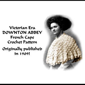 Pode incluir: Imagem vintage de uma mulher usando uma capa francesa de crochê creme. O texto diz "Victorian Era Downton Abbey French Cape Crochet Pattern" e "Originally published in 1909!"