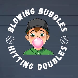 Puede incluir: Una ilustración de dibujos animados de un niño con un uniforme de béisbol verde y una gorra de béisbol negra soplando una burbuja rosa. El texto alrededor del niño dice "Blowing Bubbles Hitting Doubles".