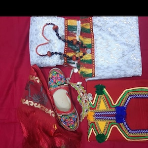 Een ouderwetse kleding voor vrouwen. En dames oude culturele kleding uit Noord-Afrika nauwkeurig Marokko amazigh jurk fascinerende kleuren afbeelding 4