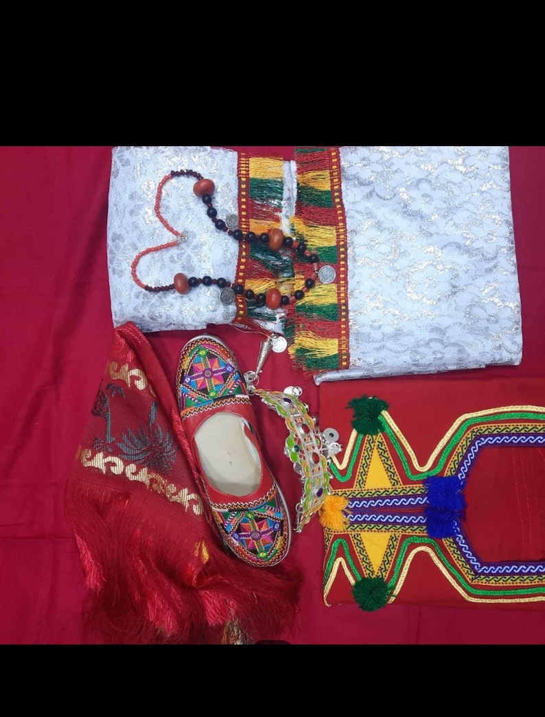 Een ouderwetse kleding voor vrouwen. En dames oude culturele kleding uit Noord-Afrika nauwkeurig Marokko amazigh jurk fascinerende kleuren afbeelding 4