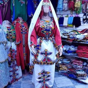 Una ropa antigua para mujer. Y el vestido cultural antiguo de las señoras del norte de África, con precisión, vestido amazigh de Marruecos, colores fascinantes. imagen 1