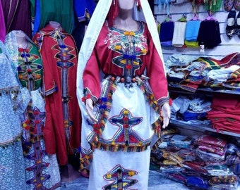 Una ropa antigua para mujer. Y el vestido cultural antiguo de las señoras del norte de África, con precisión, vestido amazigh de Marruecos, colores fascinantes.