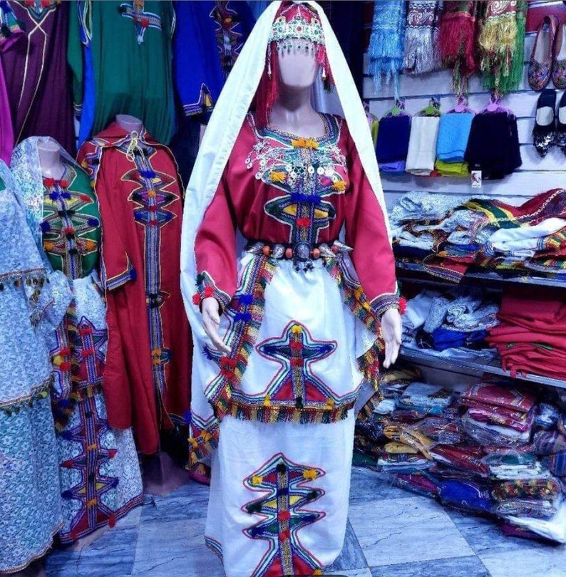 Una ropa antigua para mujer. Y el vestido cultural antiguo de las señoras del norte de África, con precisión, vestido amazigh de Marruecos, colores fascinantes. imagen 1