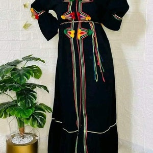 Una ropa antigua para mujer. Y el vestido cultural antiguo de las señoras del norte de África, con precisión, vestido amazigh de Marruecos, colores fascinantes. imagen 10