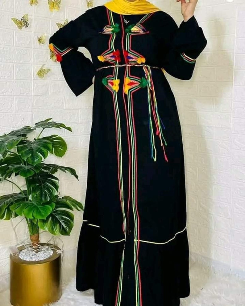 Una ropa antigua para mujer. Y el vestido cultural antiguo de las señoras del norte de África, con precisión, vestido amazigh de Marruecos, colores fascinantes. imagen 10