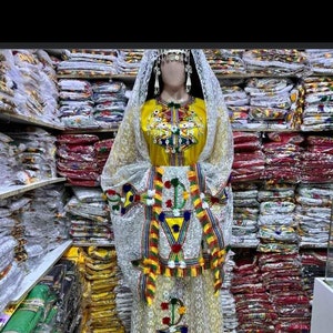 Een ouderwetse kleding voor vrouwen. En dames oude culturele kleding uit Noord-Afrika nauwkeurig Marokko amazigh jurk fascinerende kleuren afbeelding 3