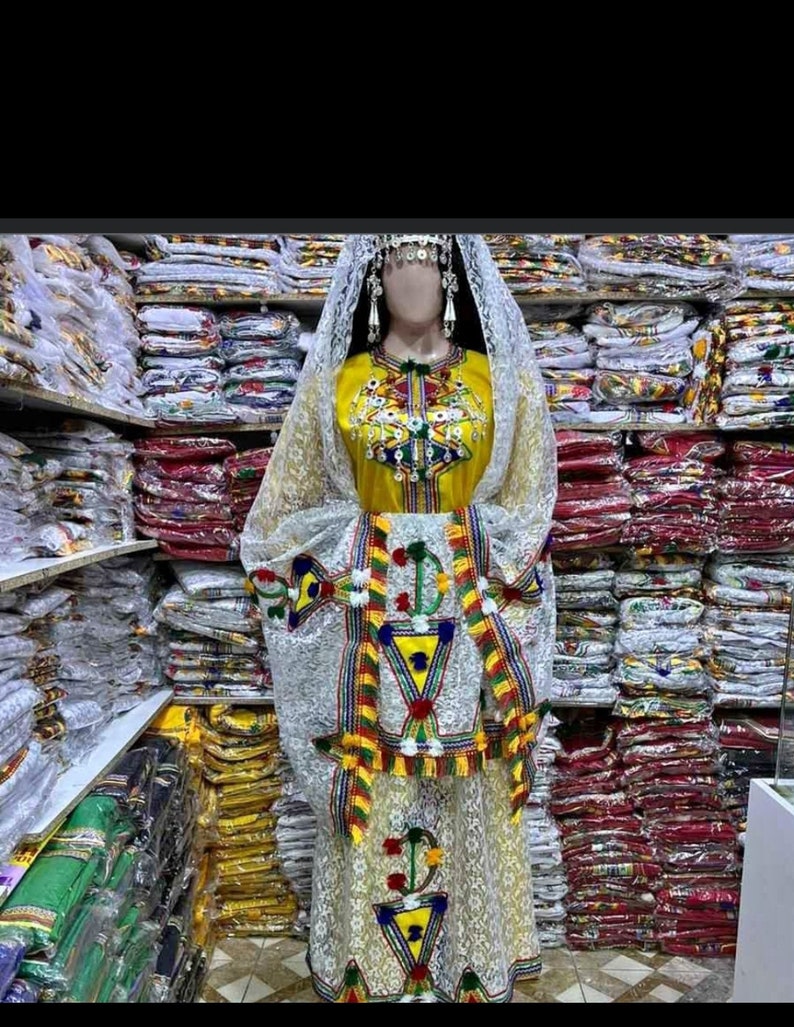 Una ropa antigua para mujer. Y el vestido cultural antiguo de las señoras del norte de África, con precisión, vestido amazigh de Marruecos, colores fascinantes. imagen 3