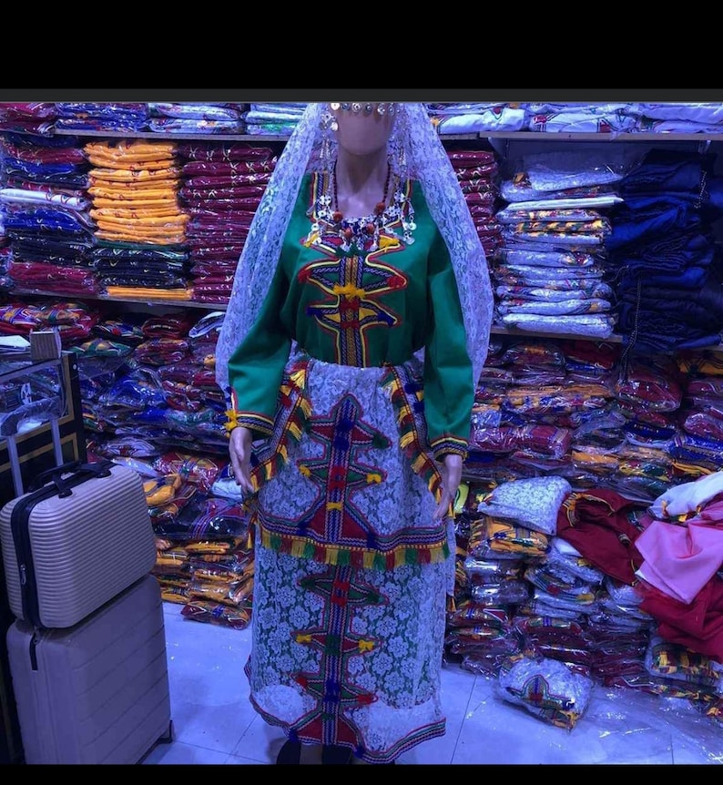 Een ouderwetse kleding voor vrouwen. En dames oude culturele kleding uit Noord-Afrika nauwkeurig Marokko amazigh jurk fascinerende kleuren afbeelding 7