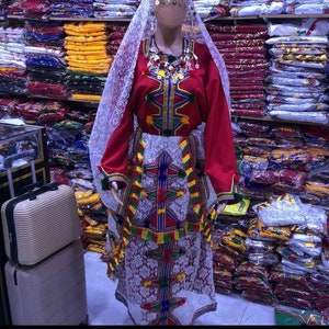 Una ropa antigua para mujer. Y el vestido cultural antiguo de las señoras del norte de África, con precisión, vestido amazigh de Marruecos, colores fascinantes. imagen 6