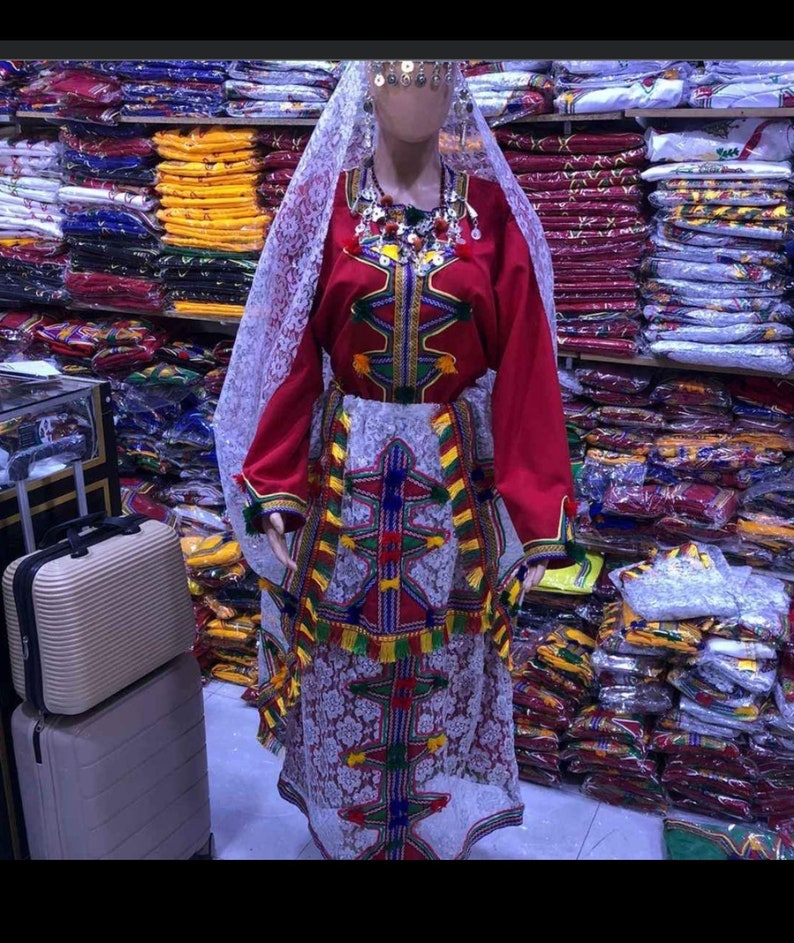 Una ropa antigua para mujer. Y el vestido cultural antiguo de las señoras del norte de África, con precisión, vestido amazigh de Marruecos, colores fascinantes. imagen 6