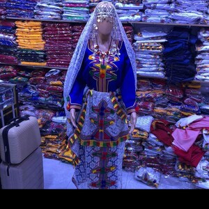 Una ropa antigua para mujer. Y el vestido cultural antiguo de las señoras del norte de África, con precisión, vestido amazigh de Marruecos, colores fascinantes. imagen 8