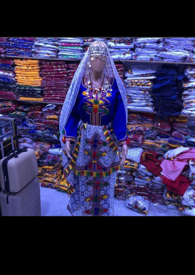 Una ropa antigua para mujer. Y el vestido cultural antiguo de las señoras del norte de África, con precisión, vestido amazigh de Marruecos, colores fascinantes. imagen 8