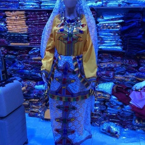 Una ropa antigua para mujer. Y el vestido cultural antiguo de las señoras del norte de África, con precisión, vestido amazigh de Marruecos, colores fascinantes. imagen 2