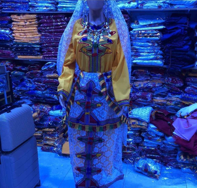 Een ouderwetse kleding voor vrouwen. En dames oude culturele kleding uit Noord-Afrika nauwkeurig Marokko amazigh jurk fascinerende kleuren afbeelding 2