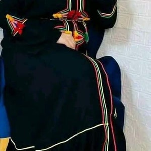 Een ouderwetse kleding voor vrouwen. En dames oude culturele kleding uit Noord-Afrika nauwkeurig Marokko amazigh jurk fascinerende kleuren afbeelding 9