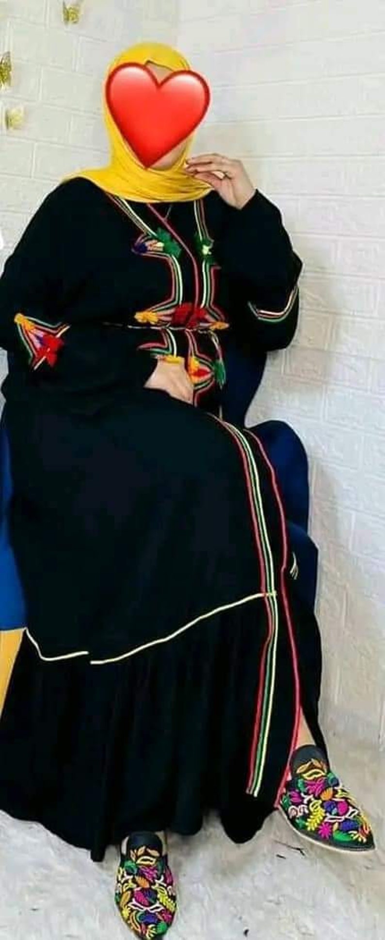 Una ropa antigua para mujer. Y el vestido cultural antiguo de las señoras del norte de África, con precisión, vestido amazigh de Marruecos, colores fascinantes. imagen 9