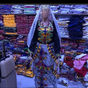 Una ropa antigua para mujer. Y el vestido cultural antiguo de las señoras del norte de África, con precisión, vestido amazigh de Marruecos, colores fascinantes. imagen 5