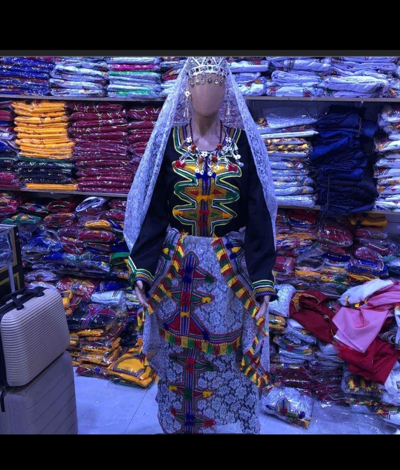 Een ouderwetse kleding voor vrouwen. En dames oude culturele kleding uit Noord-Afrika nauwkeurig Marokko amazigh jurk fascinerende kleuren afbeelding 5